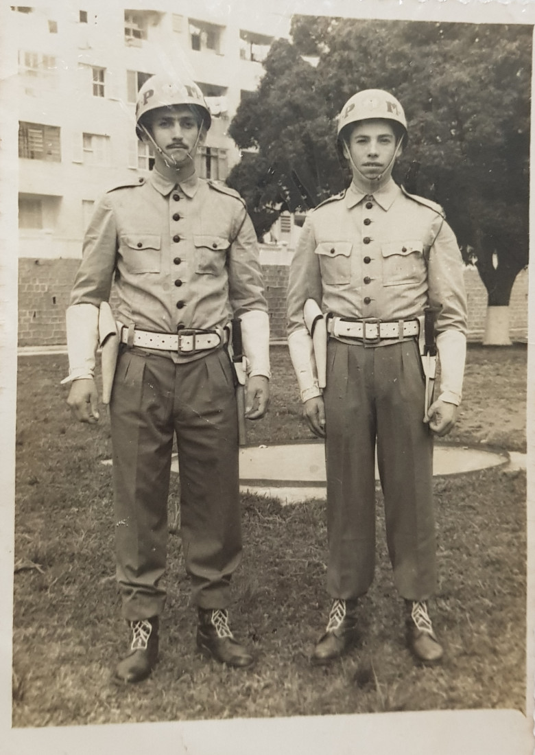 Júlio Gritz e colega de serviço. Florianópolis Fundos do 4BPM. Servia na CPU. Ano de 1963