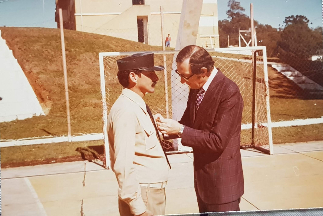 Recebendo medalha de 10 anos no 3BPM - 1973 - medalha entregue pelo gerente do Banco do Brasil