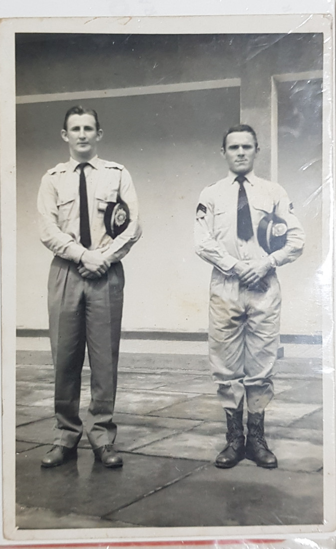 Tenente Eny Tomazelli à esquerda da foto ladeado pelo sargenteante. Companhia de Porto União. 1964