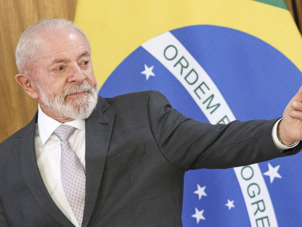 Em busca de acordos, Lula e autoridades embarcam para Ásia