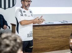 Ex-auxiliar de Tite, Cleber Xavier debuta como técnico no Santos