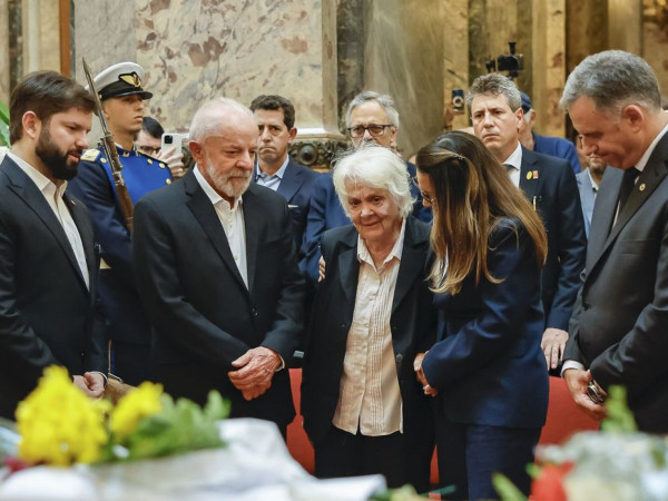 Milhares de uruguaios se despedem de Pepe Mujica em funeral