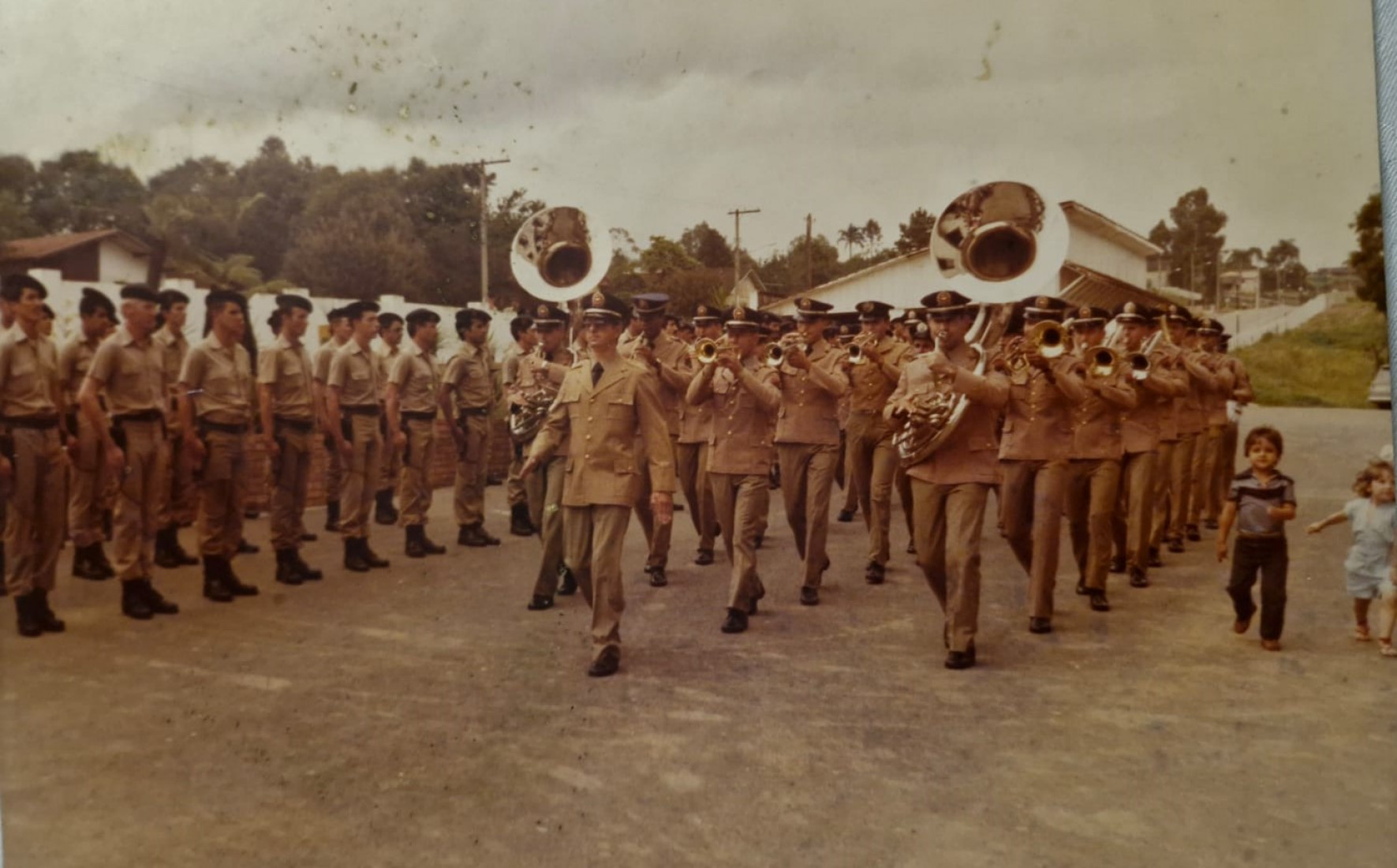 Desfile na formatura de inauguração da 3ª Companhia de Polícia Militar em Mafra em 1983