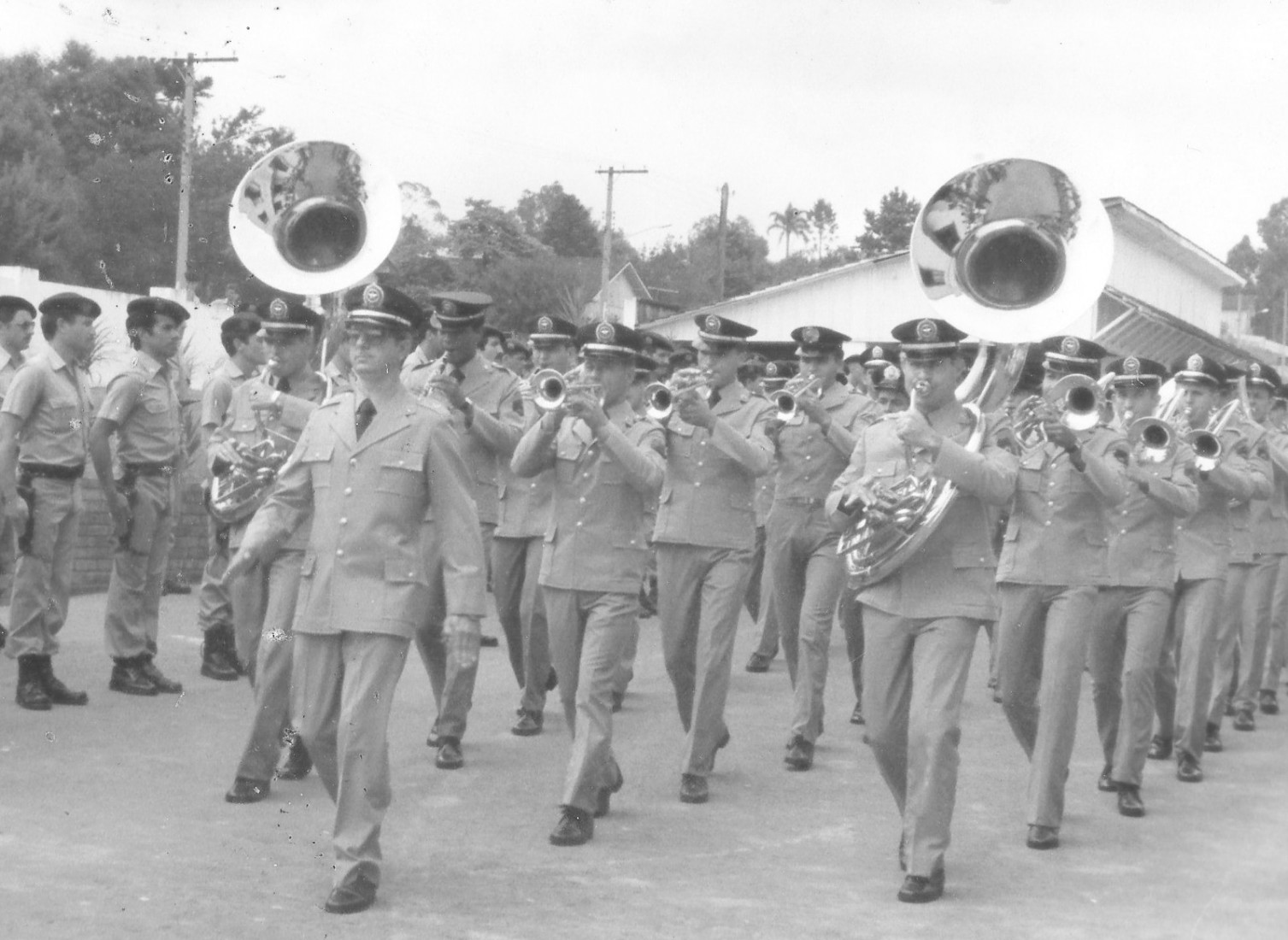 Banda do 3ºBPM sob o comando do Capitão Walfredo Raymundo Pinho. Formatura no 3ºBPM.Sargento Vozniak à direita tocando tuba