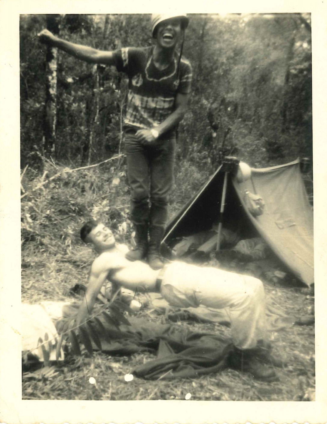 Sargento Valdemar Vozniak e Subtenente Valdemiro Fernandes. Momento de descontração durante instruções do Curso de Formação de Soldados. 3ºBPM. Localidade de Salto da Água Verde. Ano de 1971