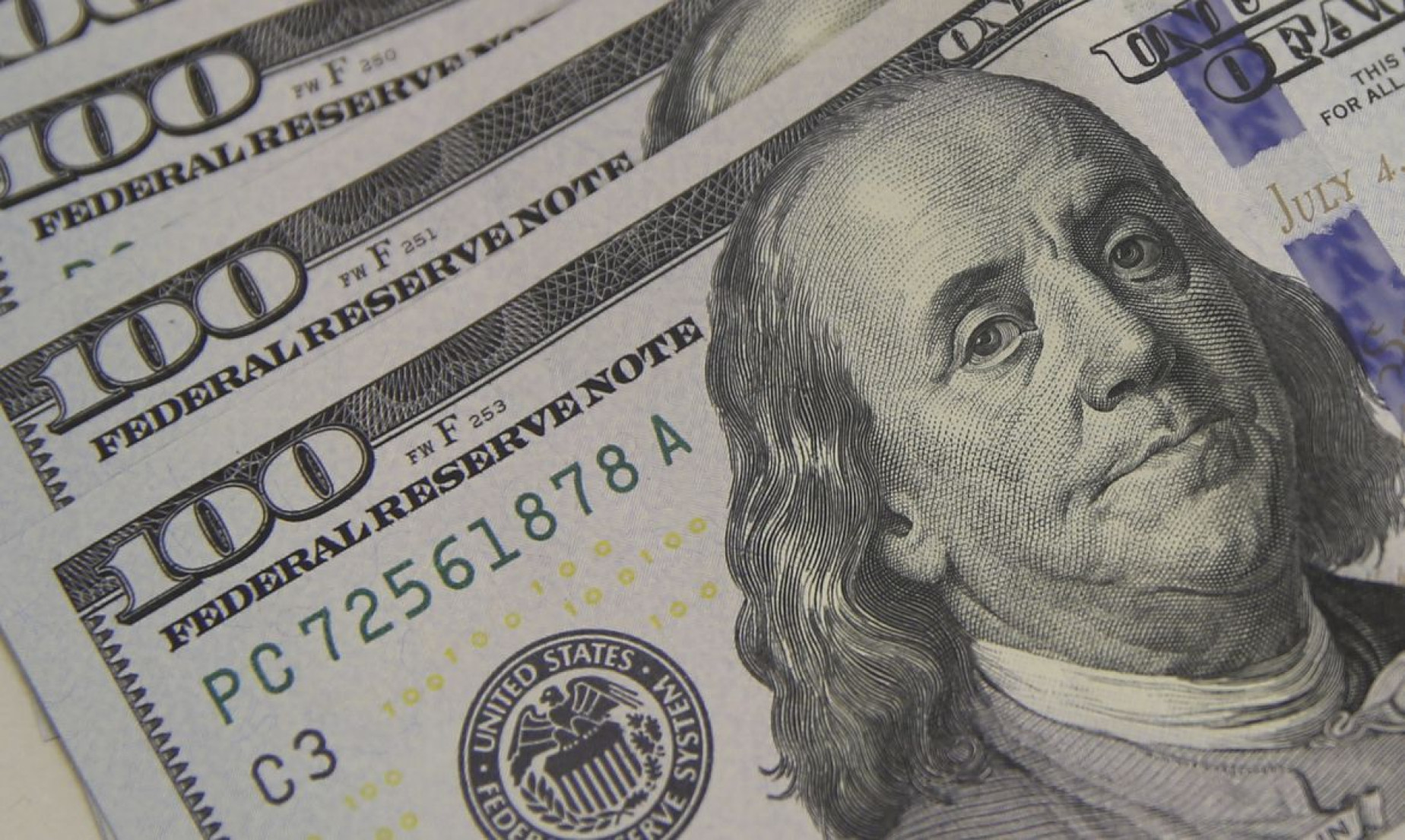 Dólar cai para R$ 5,56 à espera de pacote fiscal