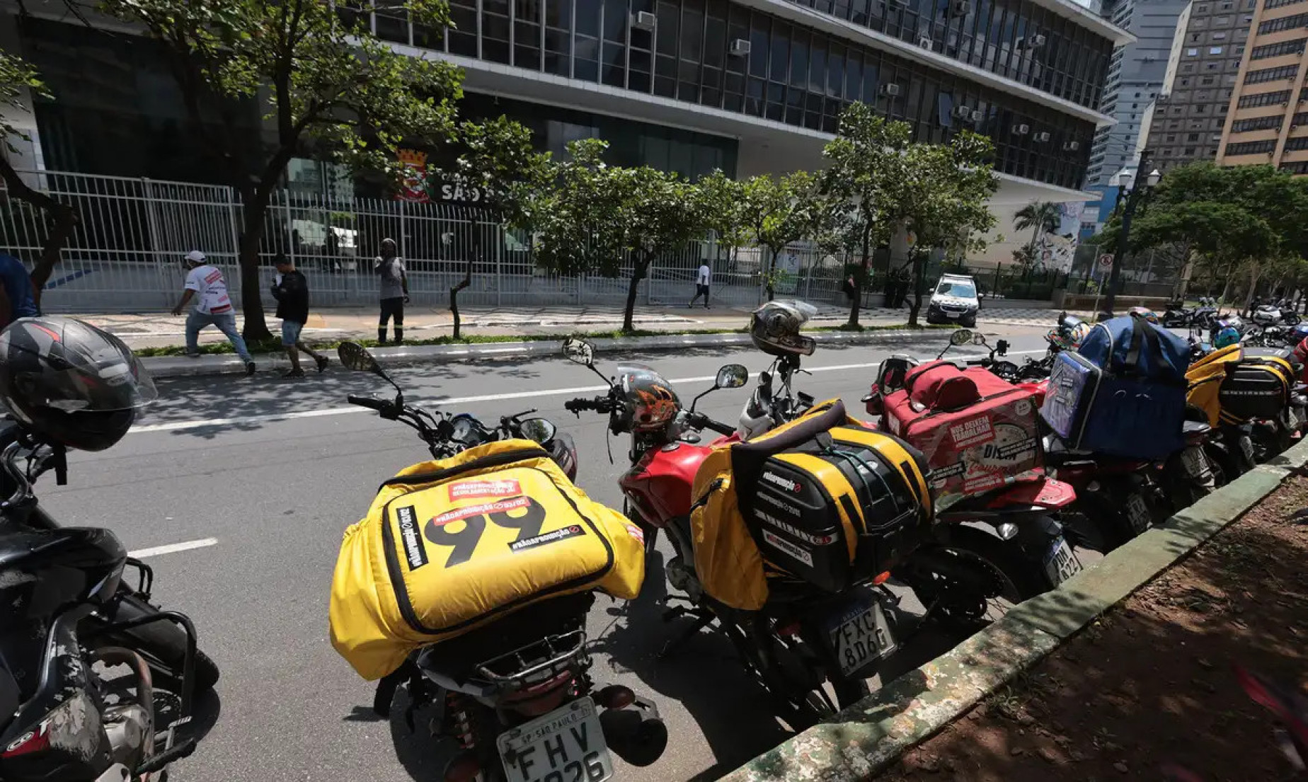Municípios devem regulamentar serviço de mototáxi em SP, diz proposta