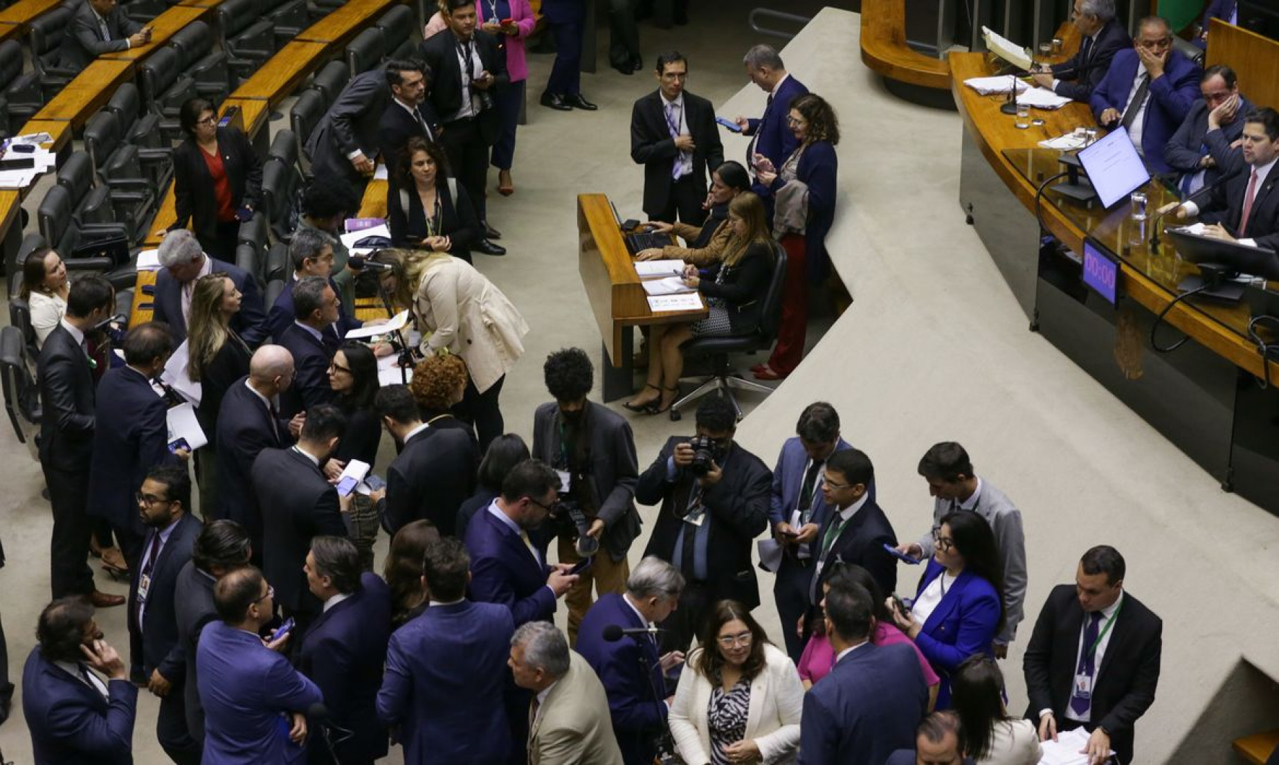 Congresso aprova usar emendas para salários de profissionais da saúde