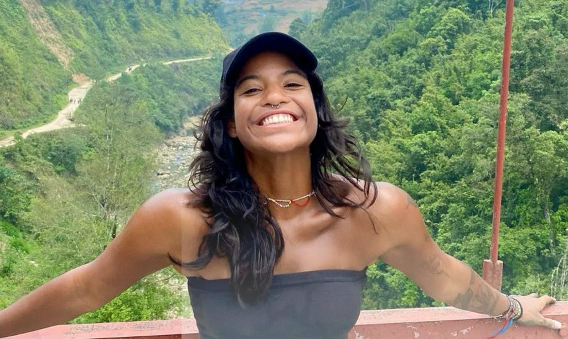 Brasileira que caiu em vulcão na Indonésia continua desaparecida