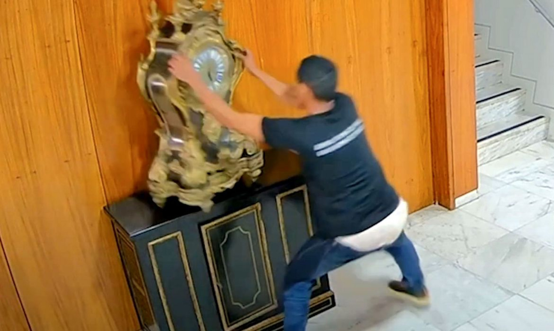 Juiz diz que errou ao soltar homem que quebrou relógio histórico