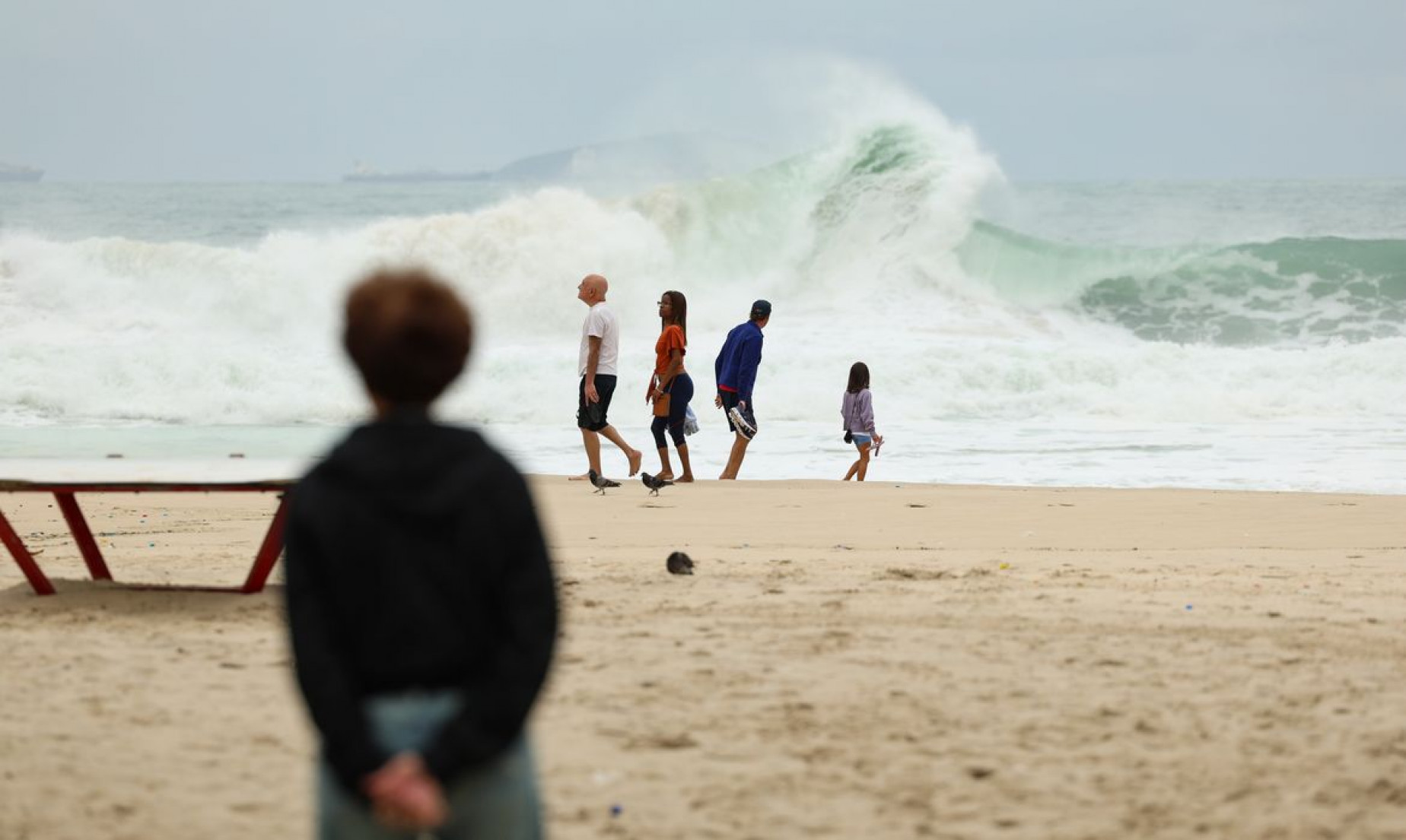 Temperatura cai no Rio, com ventania e mar de ressaca