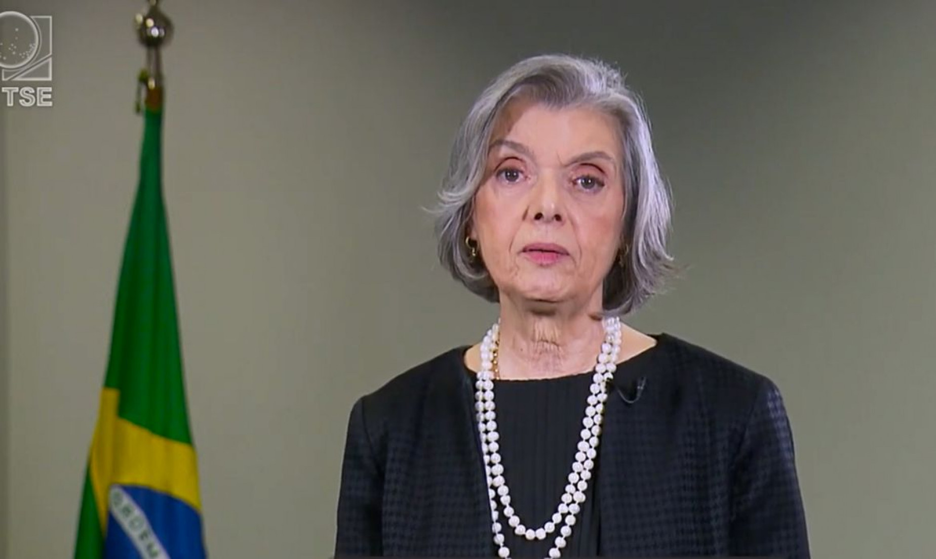 Cármen Lúcia vota pela responsabilização das redes por postagem ilegal