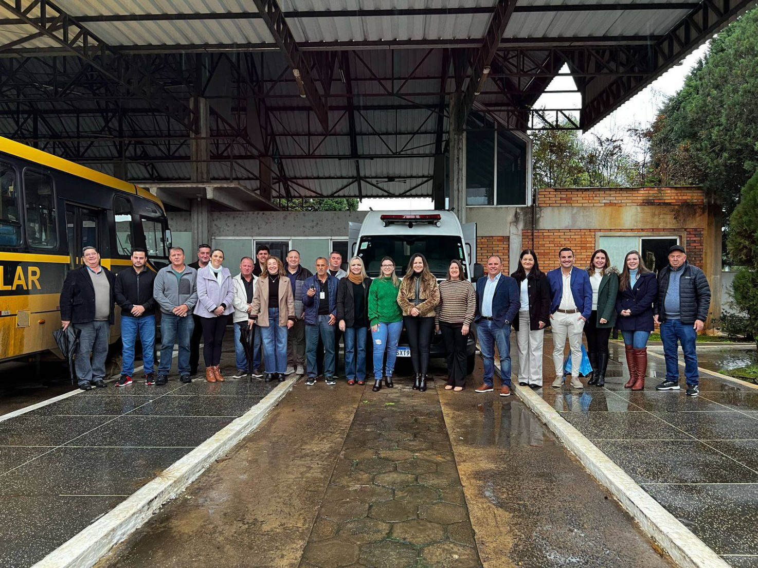 Três Barras recebe nova ambulância.