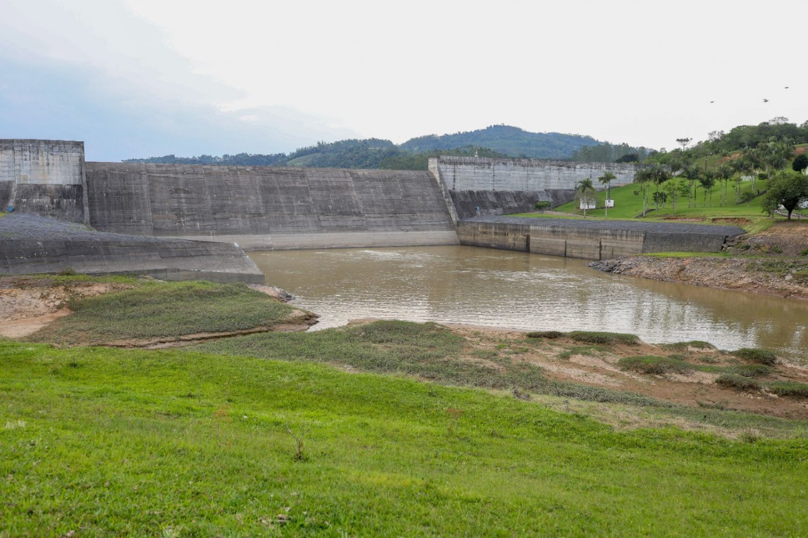 Medida busca reduzir o risco de inundações em municípios como Rio do Sul, onde o nível do rio ultrapassou a cota de alerta nesta quinta-feira, 26