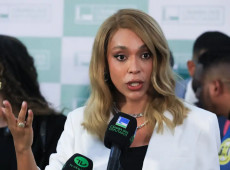 Erika Hilton pede ao STF bloqueio das contas de Eduardo Bolsonaro