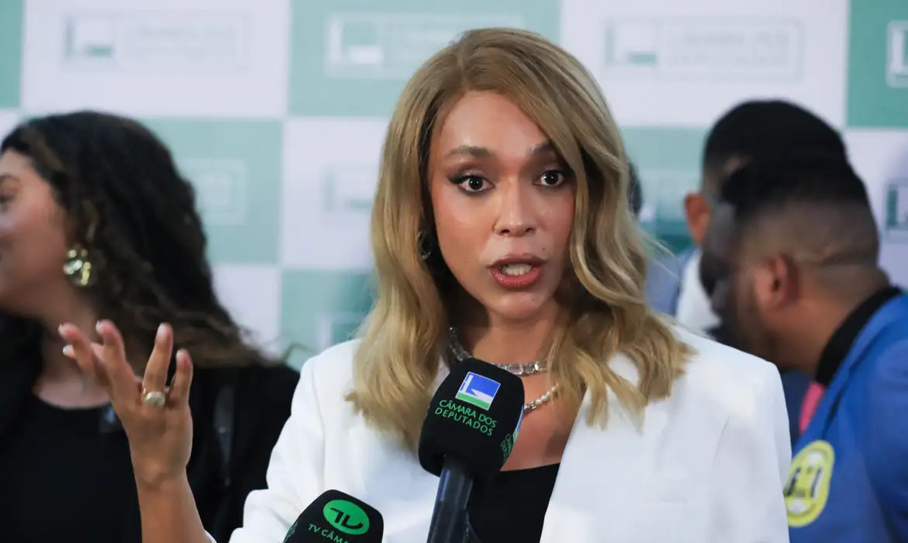 Erika Hilton pede ao STF bloqueio das contas de Eduardo Bolsonaro