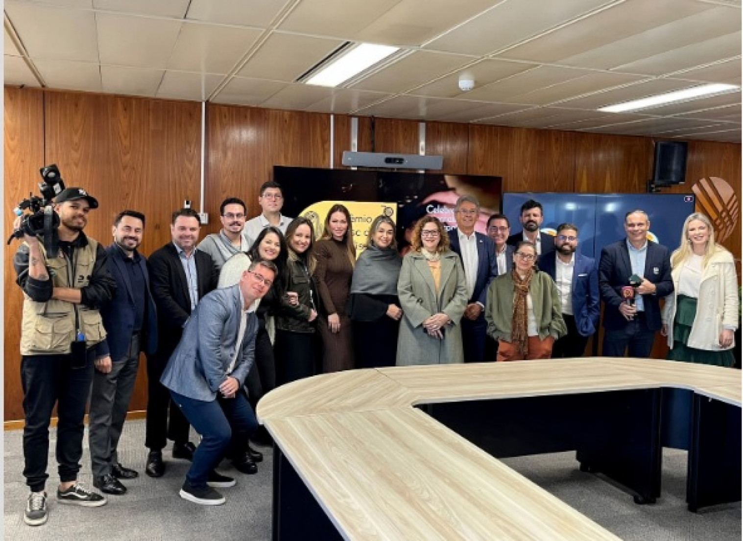 A cerimônia ocorreu na sede administrativa da Celesc, e contou com a presença de representantes das entidades parceiras ACI, Acaert , Adjori e ADI (Divulação Celesc)    
