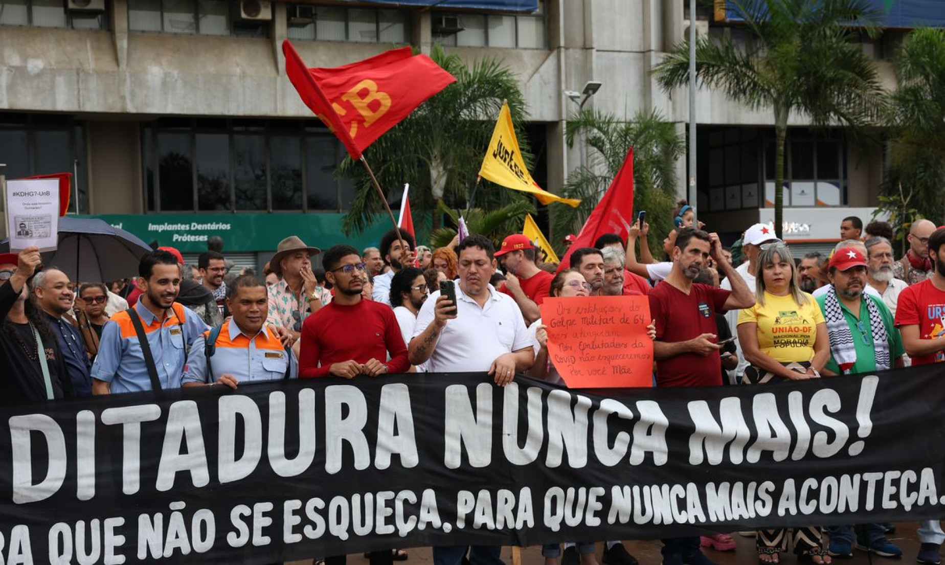 Número de autocracias supera o de democracias no mundo, diz estudo