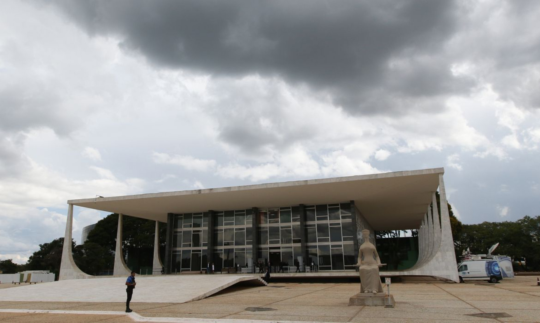 Moraes proíbe uso de farda por réus em depoimento sobre golpe