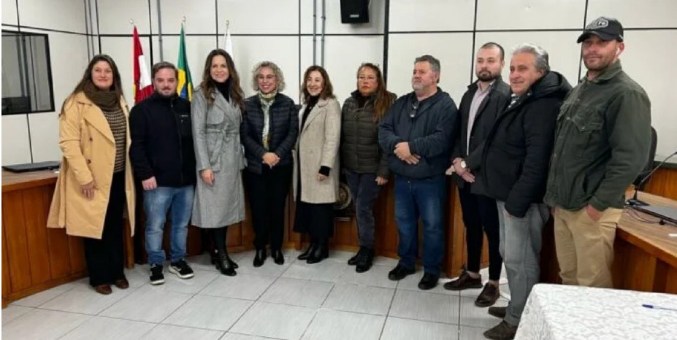 A solenidade reuniu autoridades locais, vereadores, representantes da comunidade, membros da equipe da deputada e lideranças do Partido dos Trabalhadores.