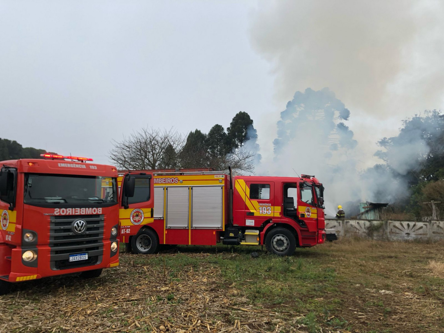 Chamas destruíram totalmente uma casa de madeira de 60 m²; Corpo de Bombeiros de Canoinhas e Major Vieira atuaram no combate ao fogo.