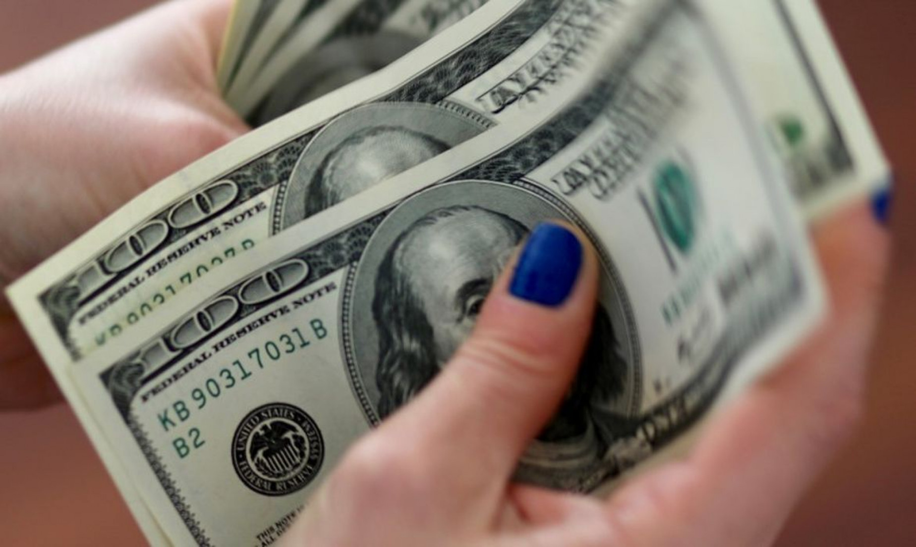 Dólar cai para R$ 5,56 com possível recuo em tarifaço nos EUA