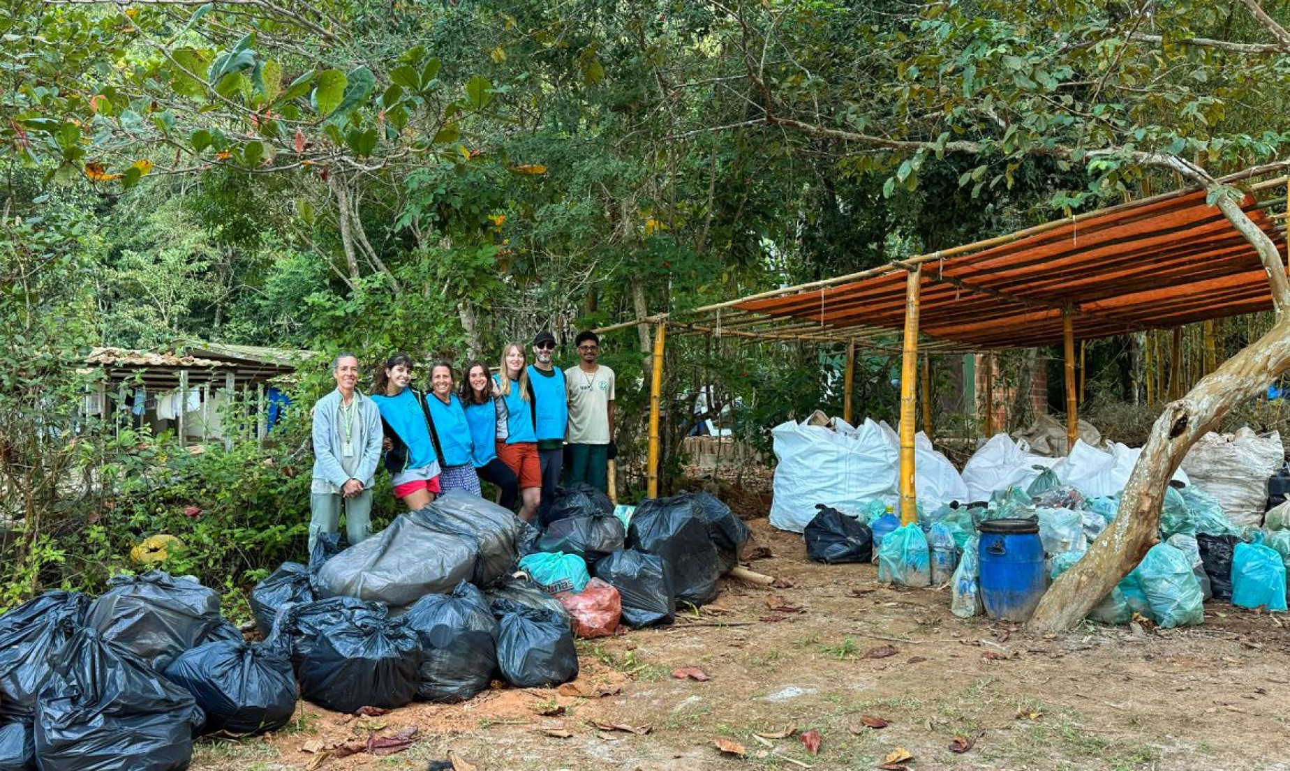 Mutirão em Ilha Grande acha lixo vindo da China, Argentina e Etiópia