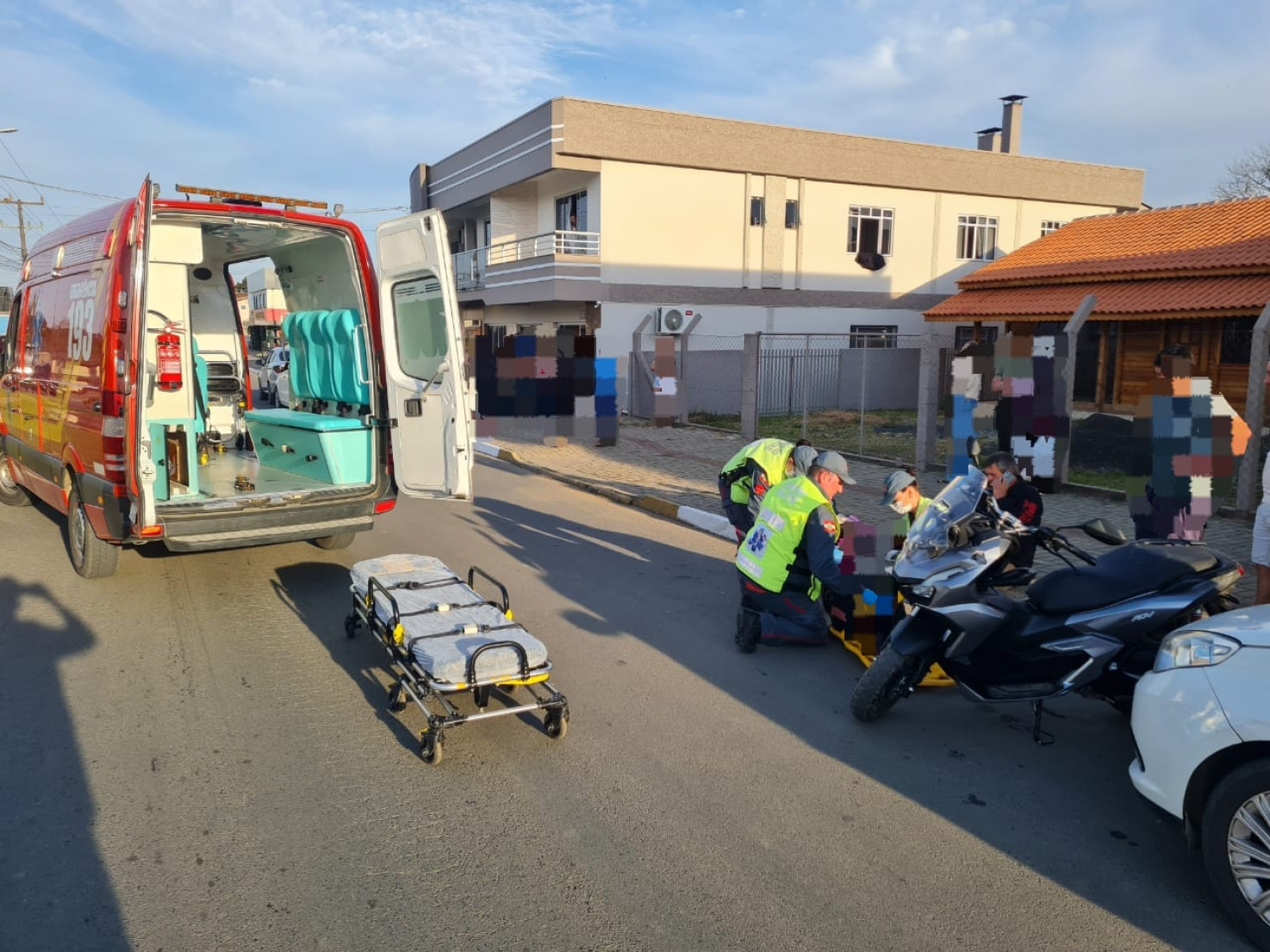 Acidente entre dois carros e uma motocicleta em frente ao mercado Alfa mobiliza bombeiros; vítima foi encaminhada ao hospital com dores na cabeça e nas costas.