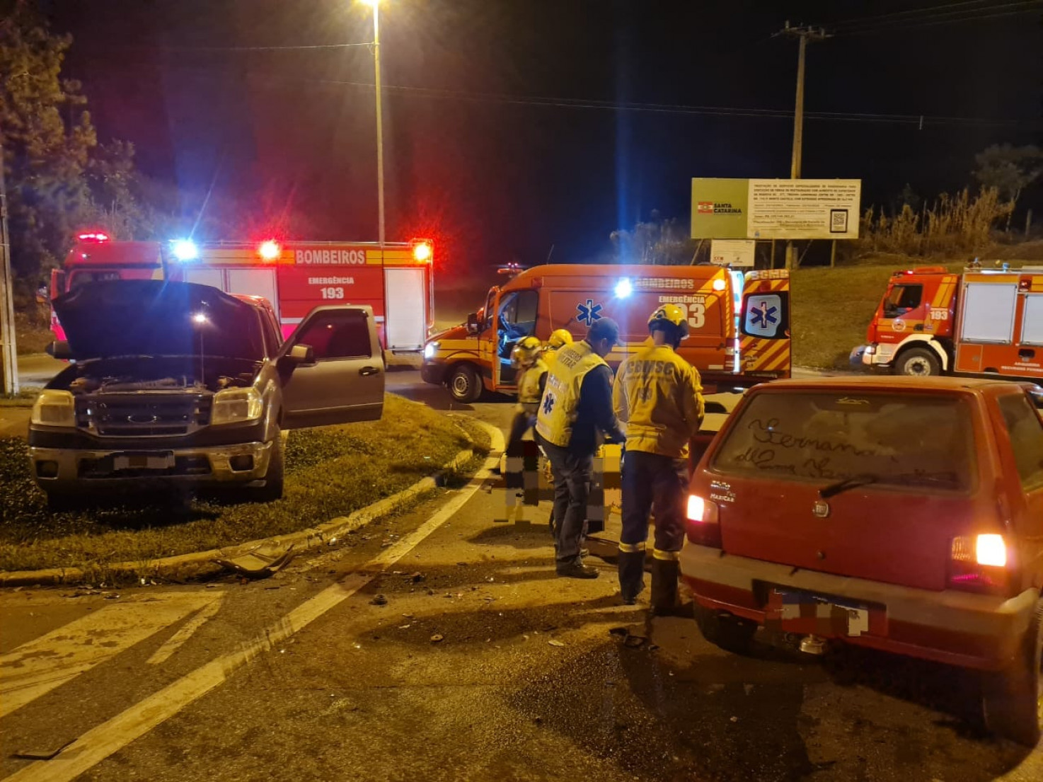 Acidente entre Fiat Uno e Ford Ranger mobiliza bombeiros e deixa um homem ferido na rodovia federal; PRF assumiu a cena após atendimento.