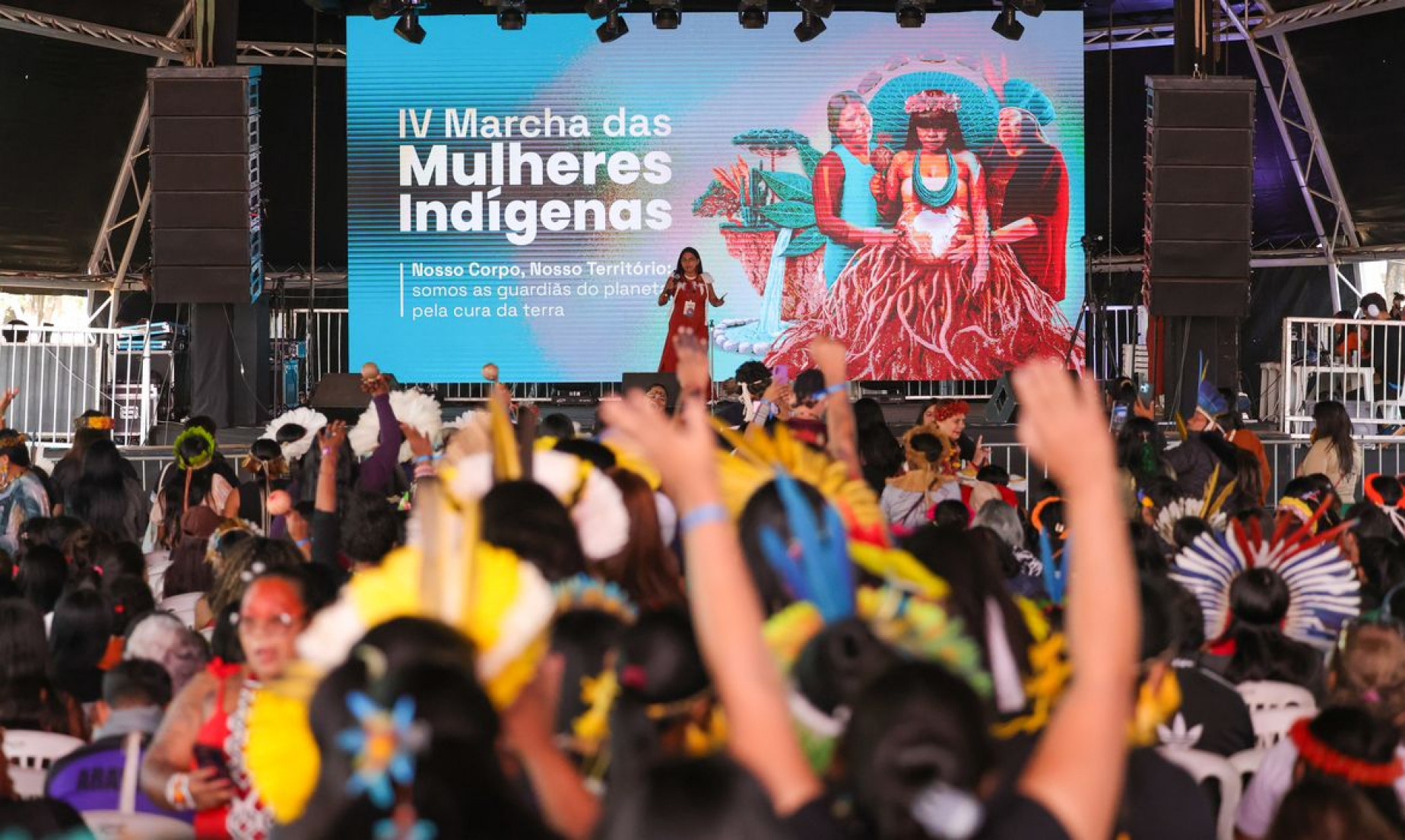 Evento em Brasília reúne 5 mil mulheres indígenas que pedem proteção 