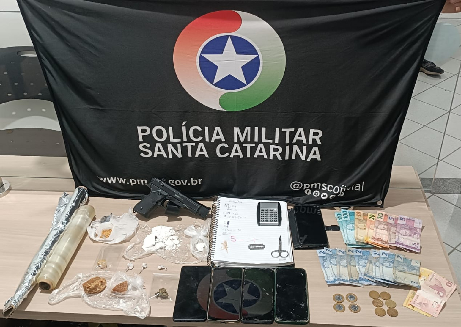 Abordagem em Três Barras flagra menor com entorpecentes e leva à descoberta de material usado no tráfico