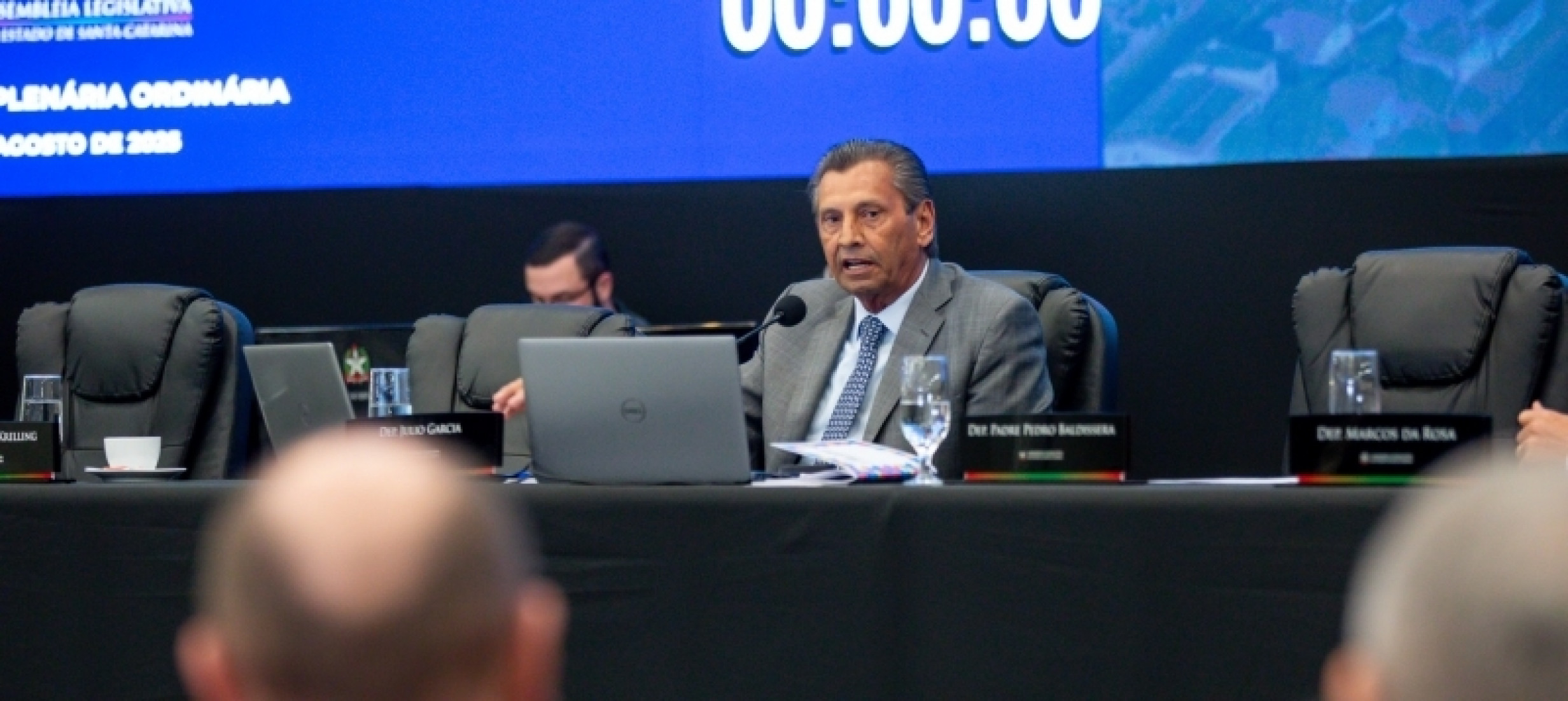 Deputado Julio Garcia, presidente da Assembleia, durante a sessão em Mafra
