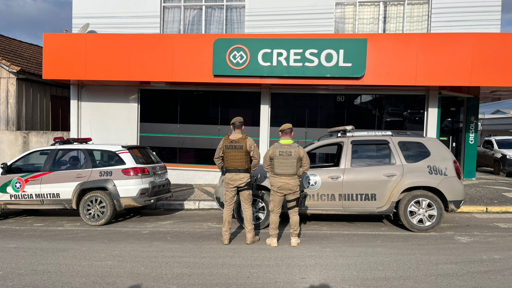 Polícia Militar realiza cerco e captura de criminoso que causou pânico na cidade; vítima conseguiu escapar e acionar a PM