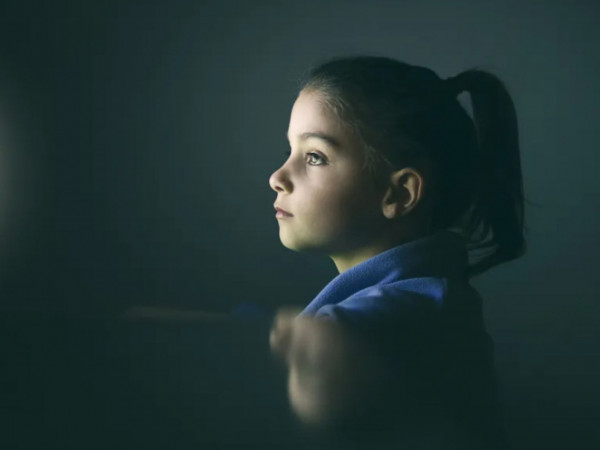 Foto genérica de uma menina usando o computador