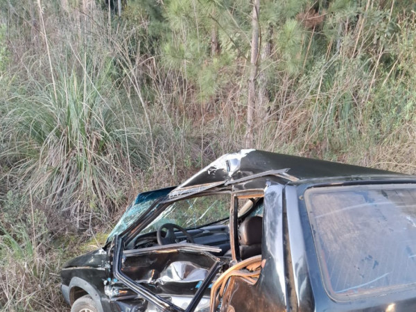 Condutor do Fiat Uno foi socorrido por moradores e levado ao Hospital de Canoinhas