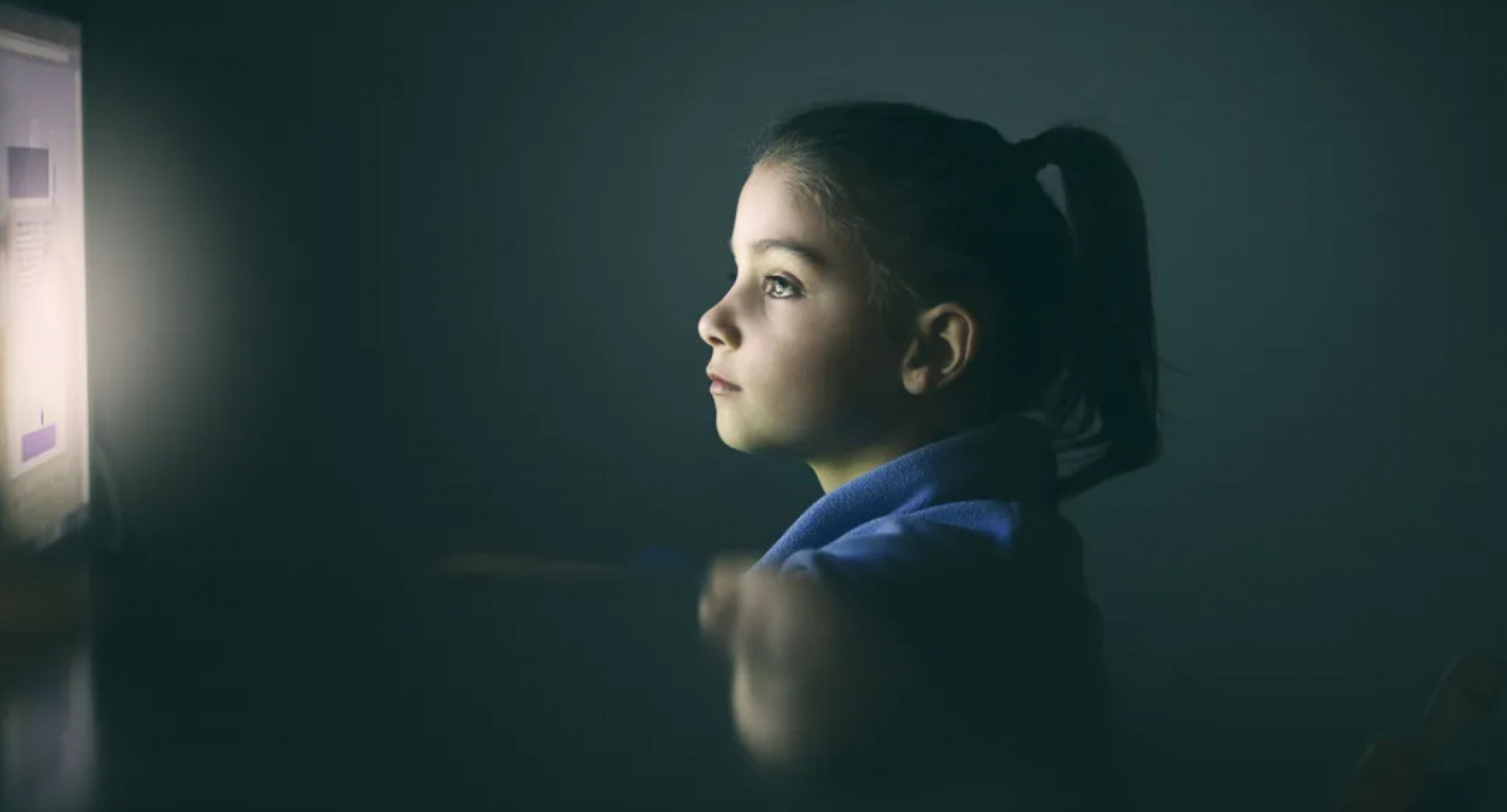 Foto genérica de uma menina usando o computador