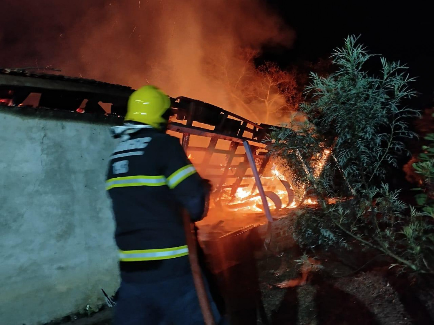 Corpo de Bombeiros de Major Vieira atua rapidamente para controlar as chamas na localidade de Lagoa do Sul