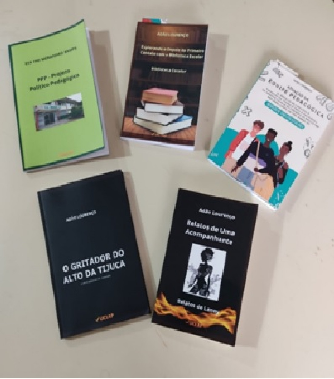 Nesta imagem, estão o PPP da escola EEB FREI MENANDRO KAMPS. Um livrinho que escrevi a respeito da importância da biblioteca. A tese do meu mestrado. Gritador do Alto da Tijuca.Um conto em que misturo a comédia e o horror. E o último, Relatos de Lany, uma história de vida de uma acompanhante... a partir de alguns relatos que ouvi e li...