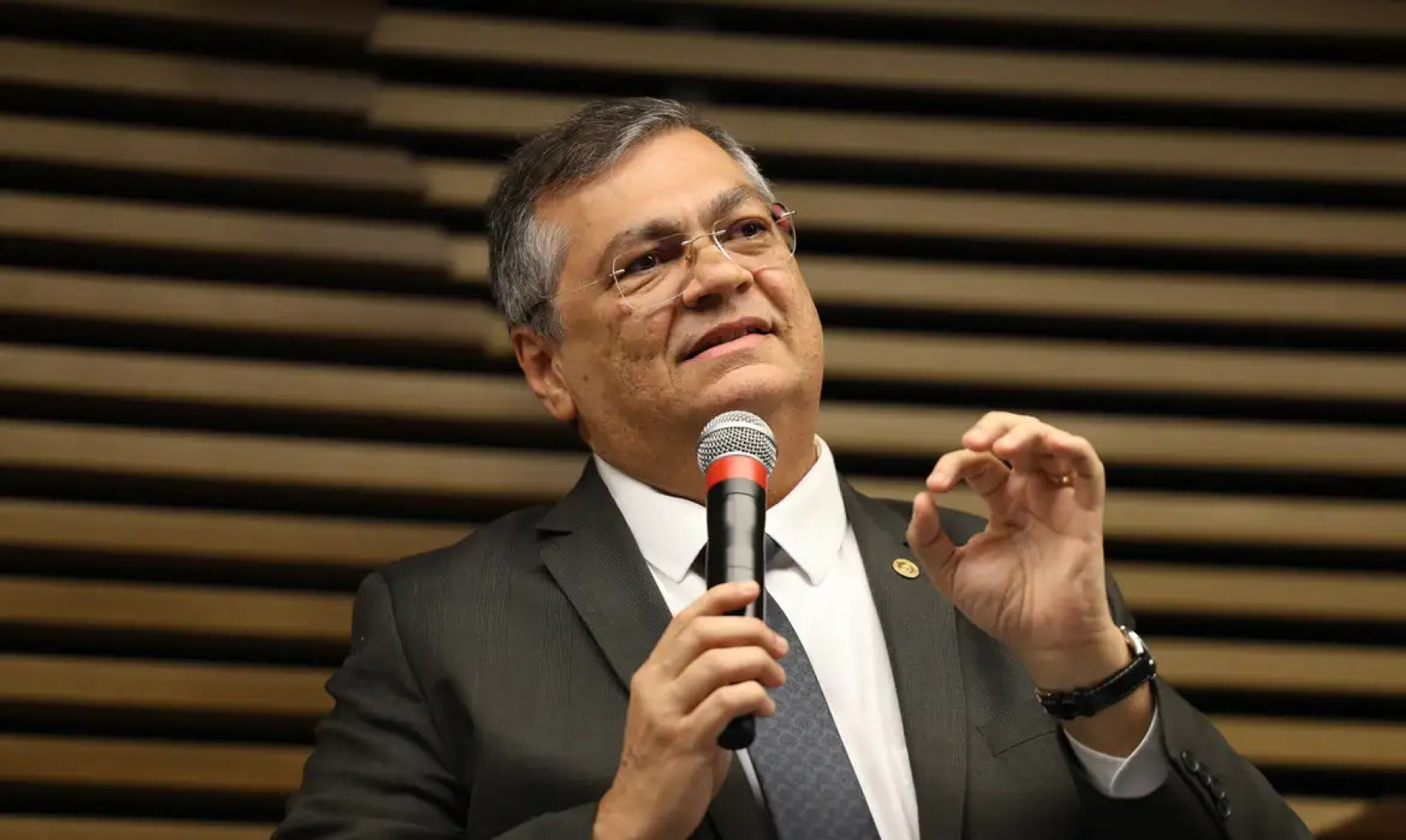Dino: queda da bolsa não tem relação com veto sobre leis estrangeiras