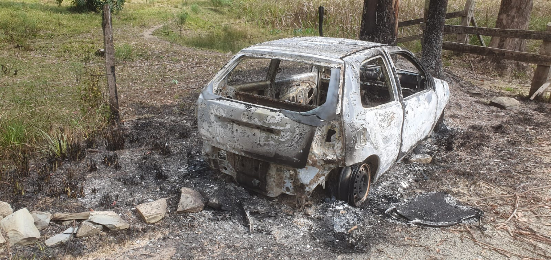Veículo foi encontrado queimado em local de difícil acesso na divisa entre Monte Castelo e Major Vieira, e investigação segue em andamento