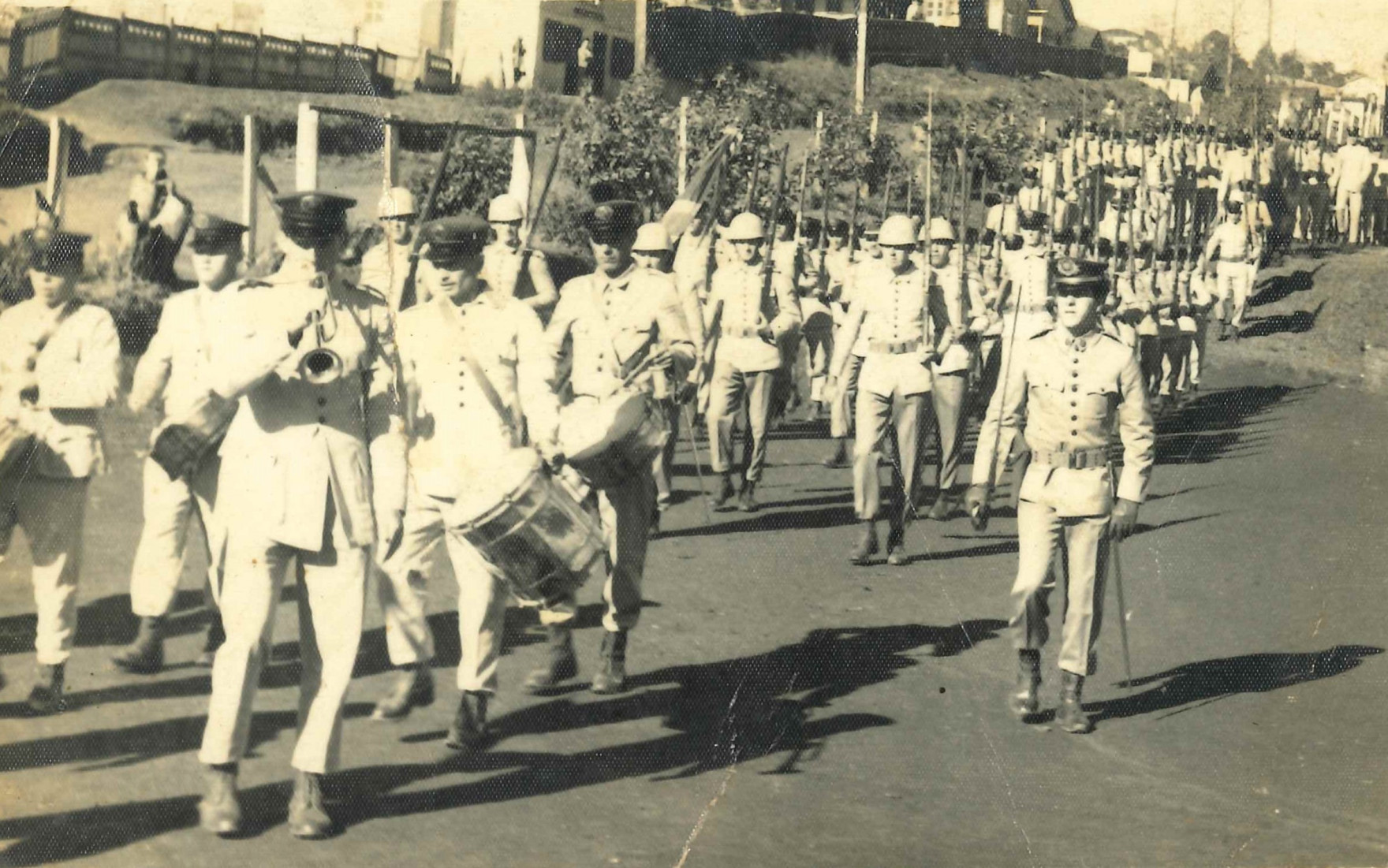 Desfile de 7 de setembro do ano de 1966. Em frente ao 3ºBPM. O oficial que aparece na foto é Carlos Alberto de Araújo Gomes. O corneteiro é o Soldado Sebastião Machado