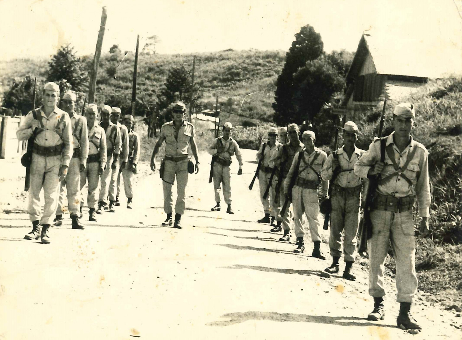 Marcha do Curso de Formação de Soldados de 1966. Fração da turma que era reservistas de 1ª categoria. Ao Centro, em destaque, Sargento Jair Silva