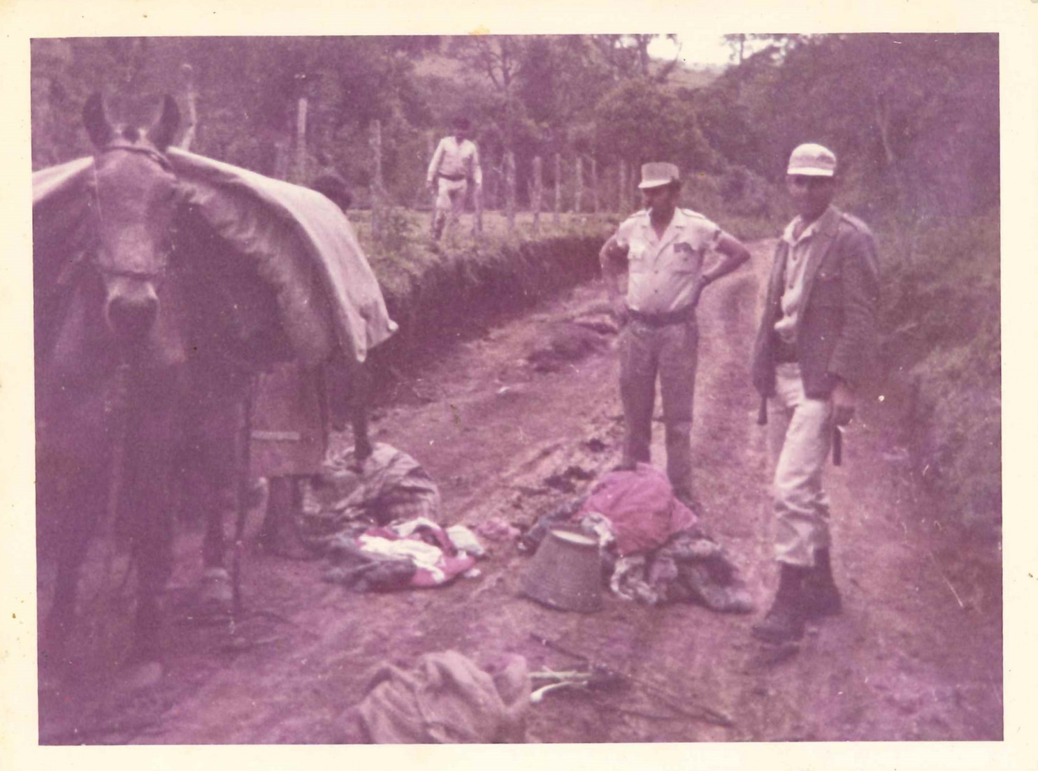 Ocorrência na localidade de Pinhal. Papanduva. Por volta de 1971. Da E para a D Sd Otávio Gonçalves Cb Adálio Ferreira Sd Francisco Gochinski. Antenor foi o autor da foto.