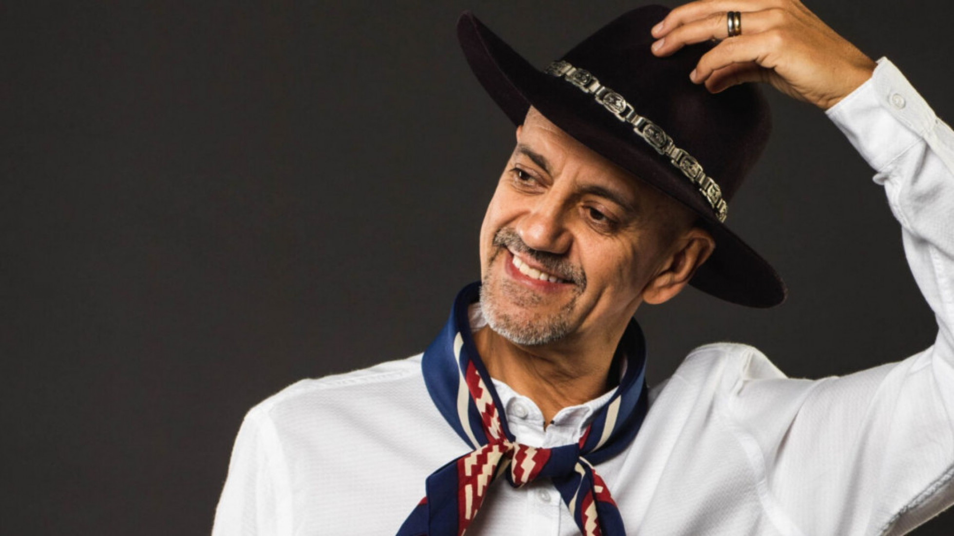 Palco recebe show de Carlos Magrão.