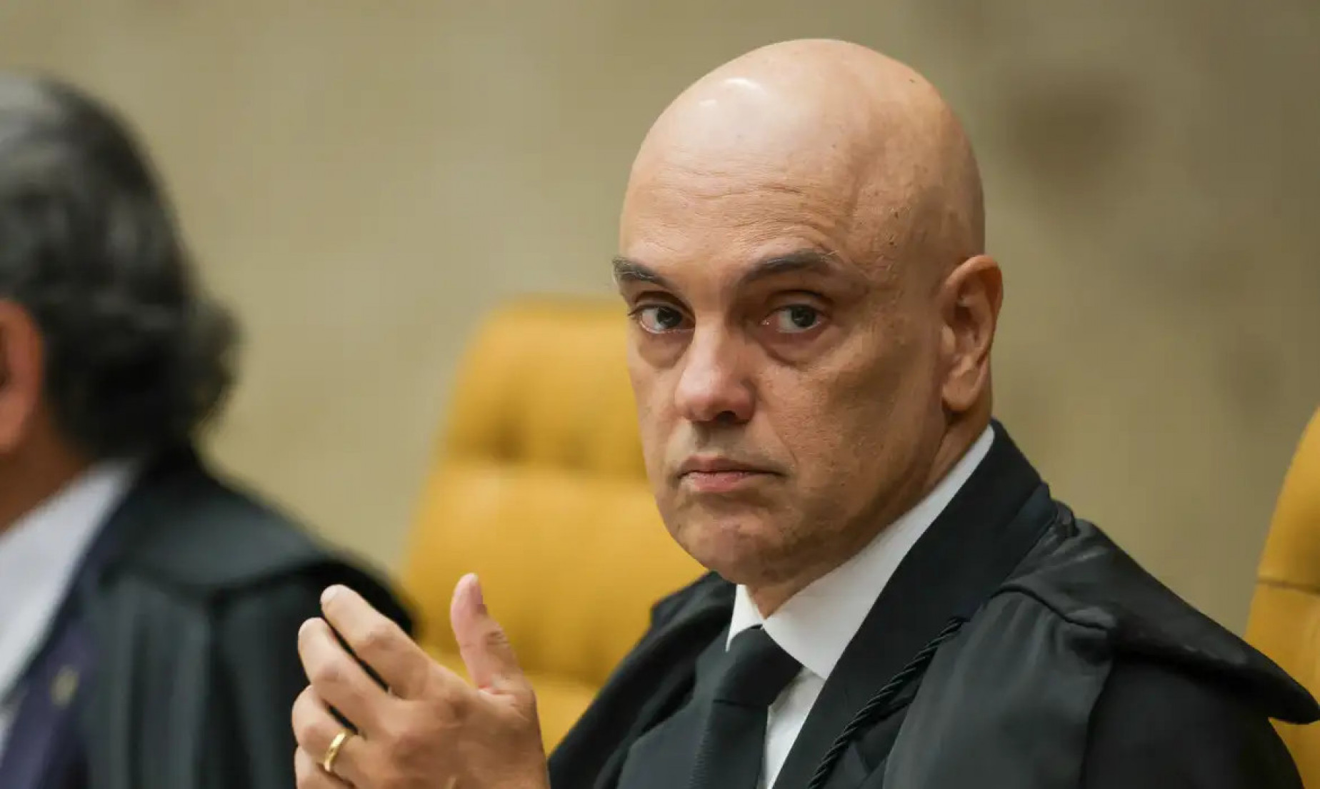 Moraes determina vigilância integral de Bolsonaro pela polícia penal