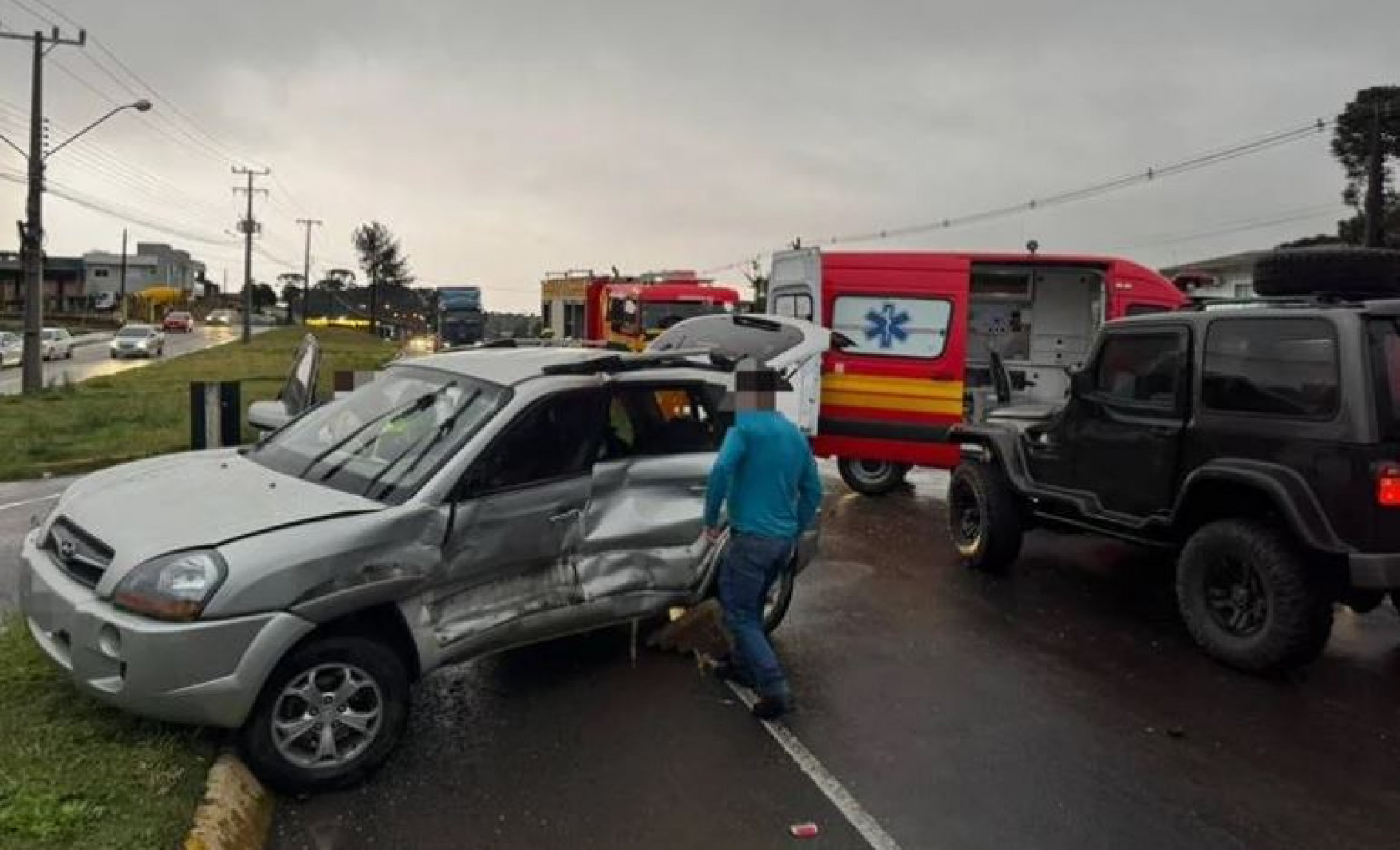 Acidente na BR-280 em Mafra deixa duas mulheres feridas após colisão entre Jeep e Tucson.