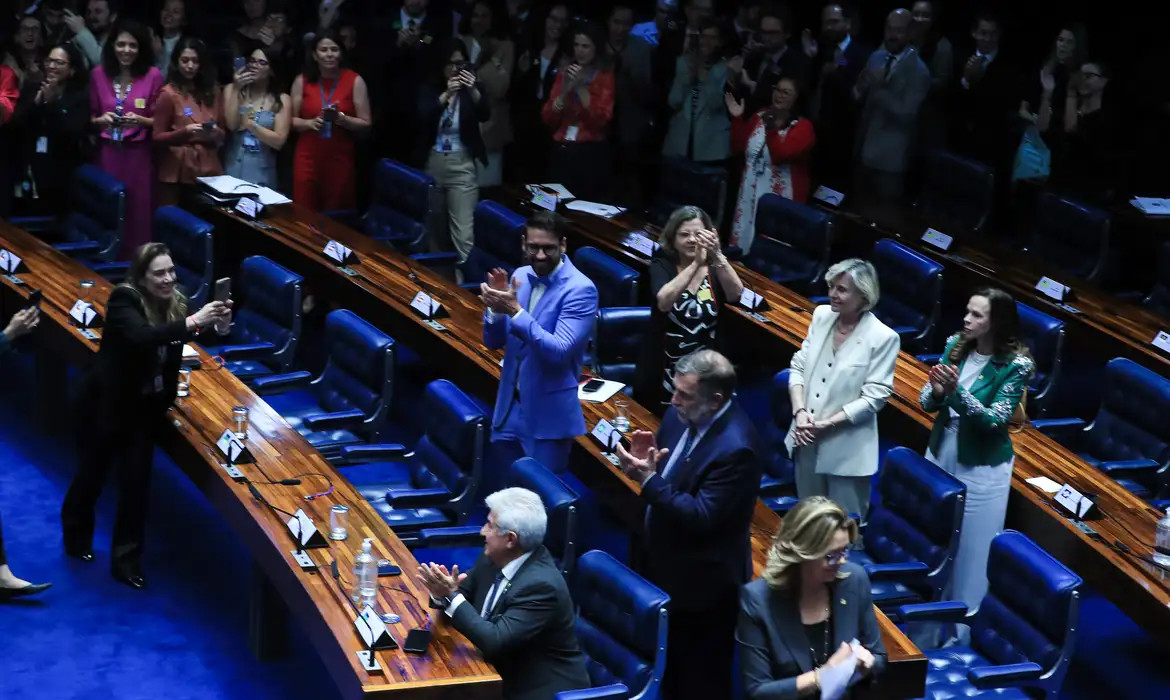 Senado aprova projeto contra adultização de crianças na internet