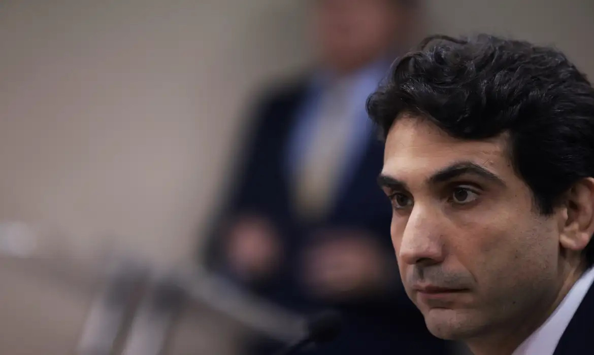 Taxa de juros deve ficar alta por período prolongado, diz Galípolo