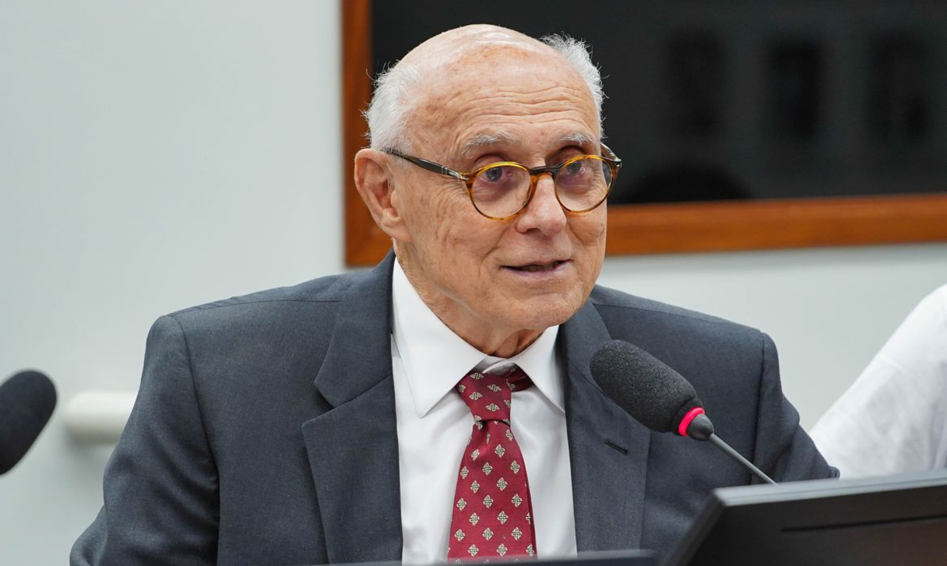 Suplicy passa mal e é internado em Niterói