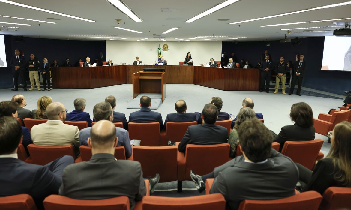 Mais de 3,3 mil pessoas querem acompanhar julgamento de Bolsonaro